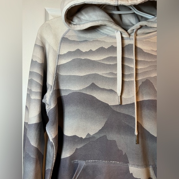 TNA mountain hoodie size XL. Fits on the smaller size for xl - Picture 2 of 5
